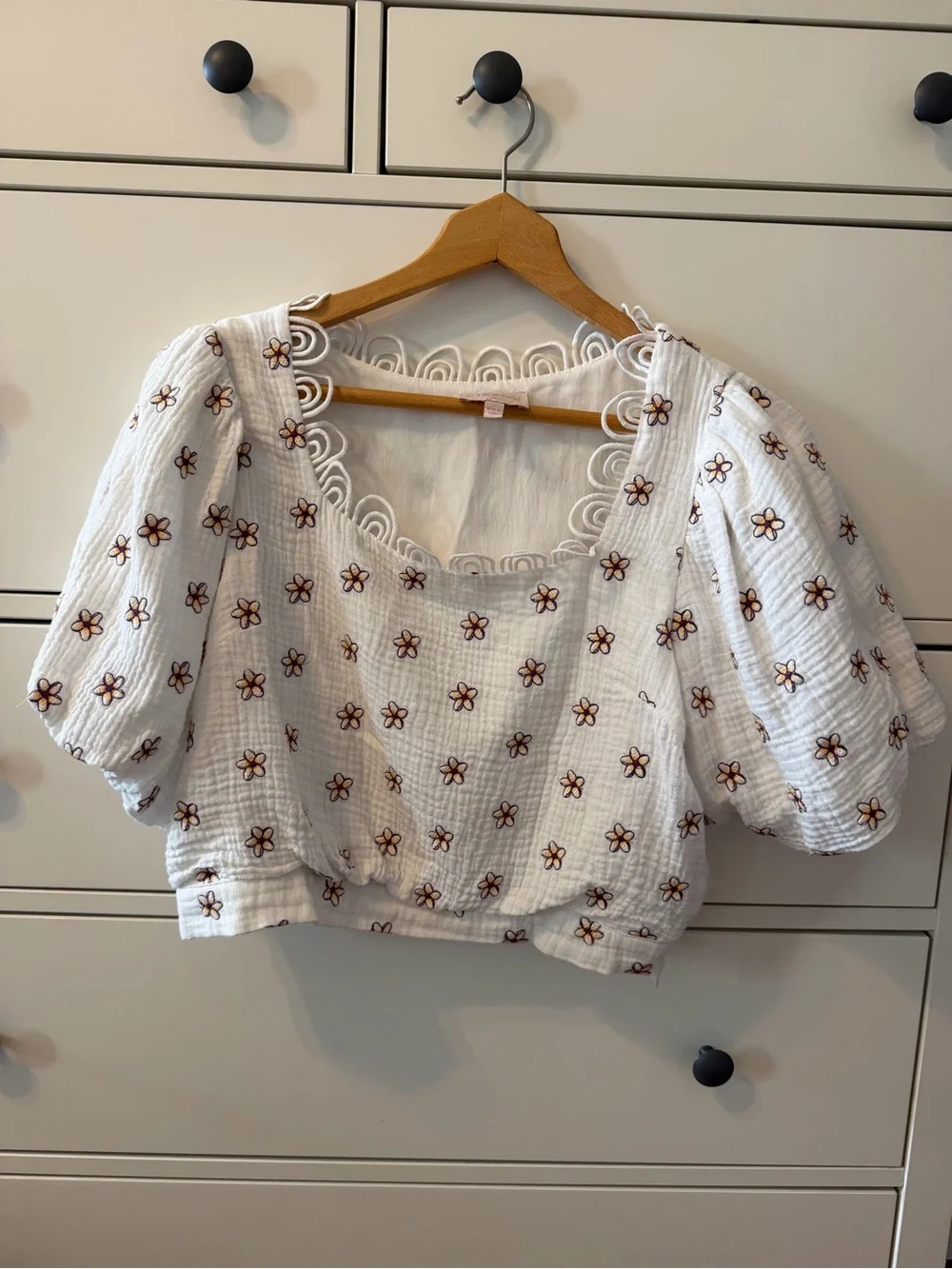 Ciebon White embroidered flowers puffy sleeve crop top